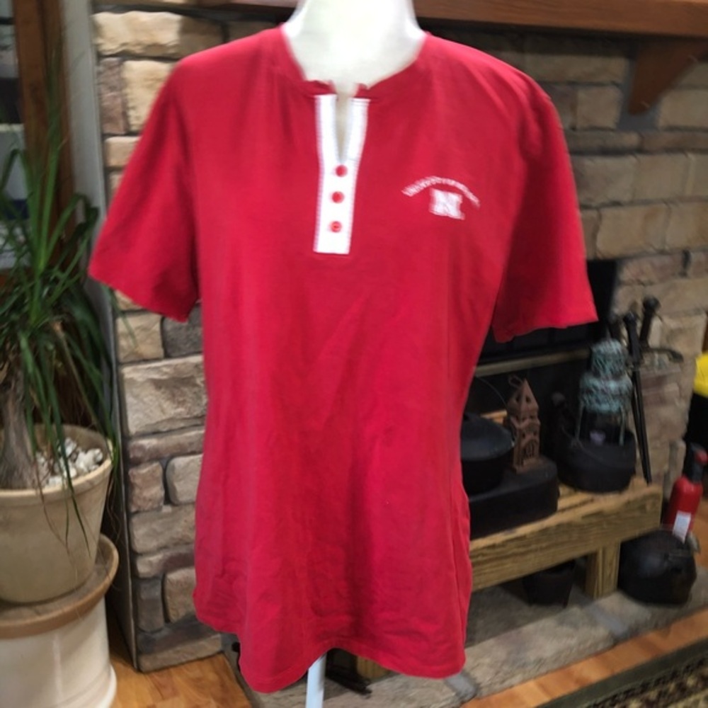 UNIVERSITY OF NEBRASKA SIZE 2X RED SHIRT SLEEVE SHIRT WITH LACE ACCENT IN CHEST